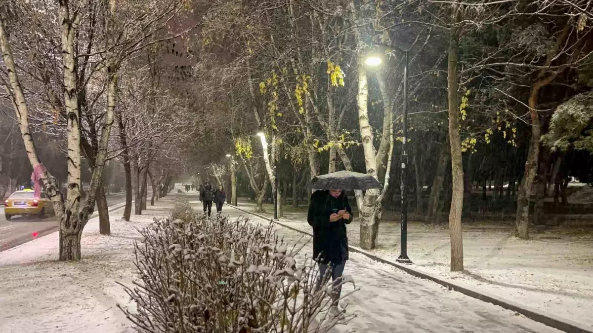 Erzurum’da Yoğun Kar Yağışı: Sokaklar Beyaza Büründü