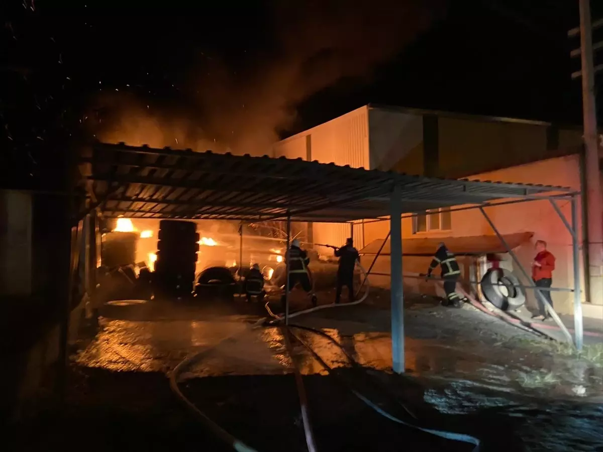 Hatay’da Lastik Deposunda Yangın Çıktı