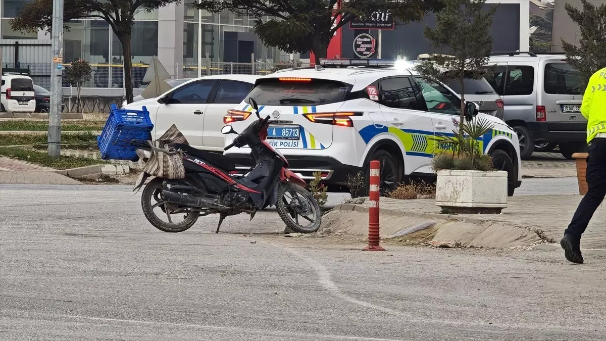 İnegöl’de Motosiklet ile Servis Minibüsü Çarpıştı: Sürücü Yaralandı