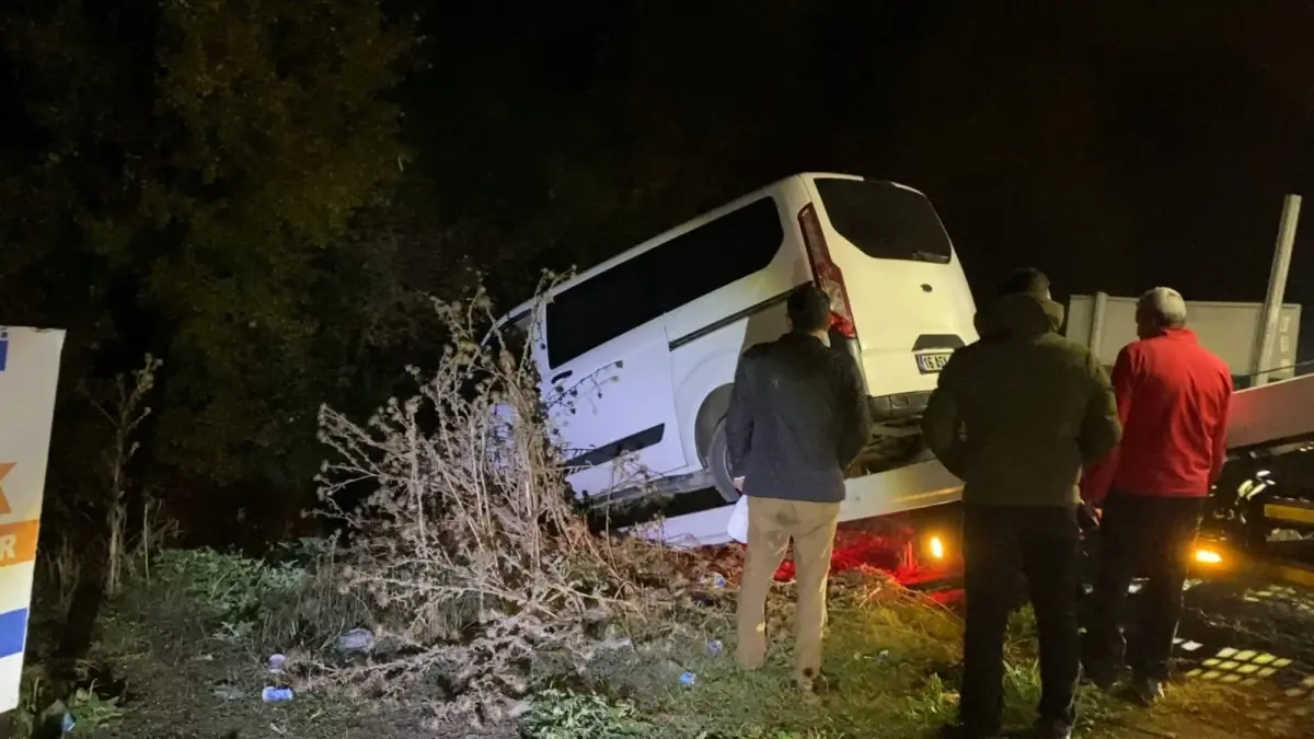 İnegöl’de Virajda Kontrolden Çıkan Minibüs Dere Yatağına Devrildi