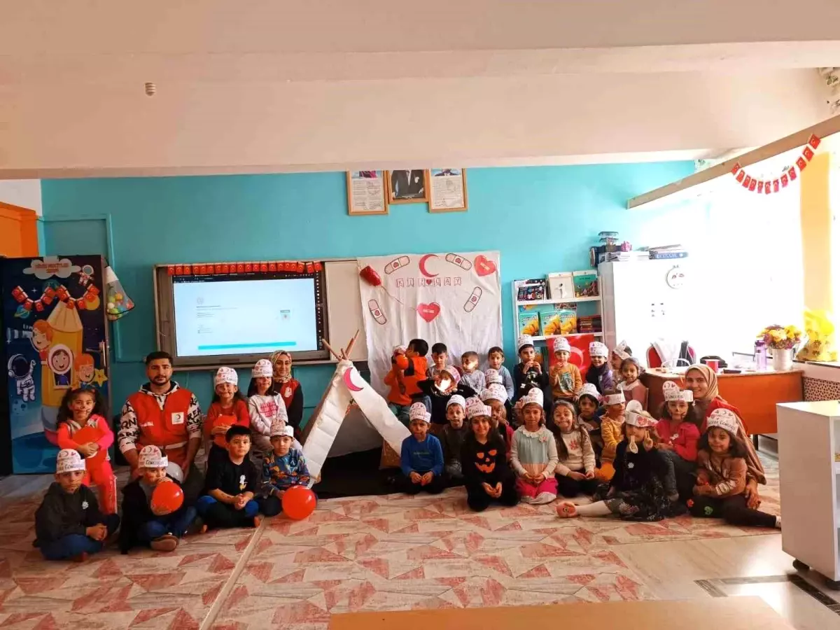 Kızılay Haftası’nda Ağrı’da Öğrencilere Yardımseverlik Aşılandı