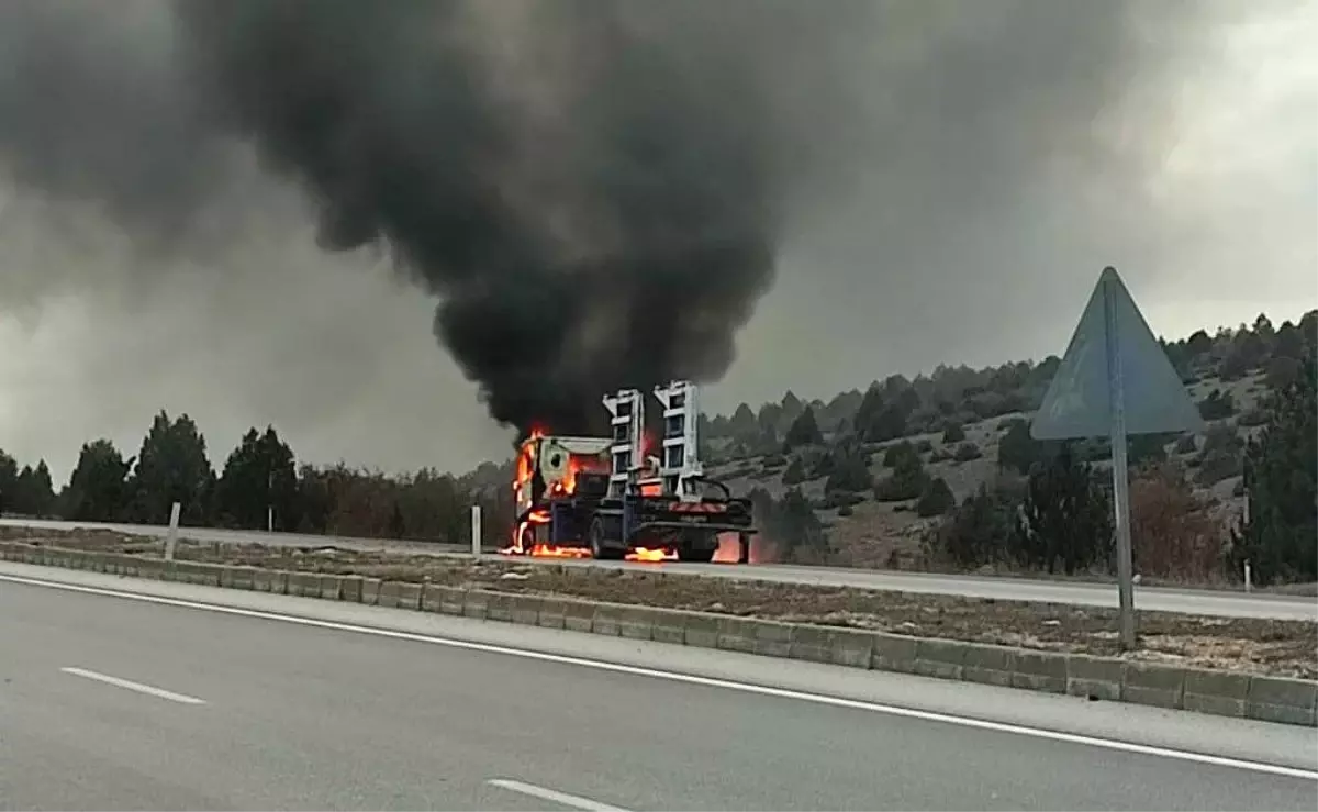 Konya’da Oto Çekici Yangına Teslim Oldu