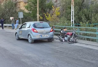 Kozan’da Trafik Kazası: Motosiklet Yolcusu 25 Metreden Düştü