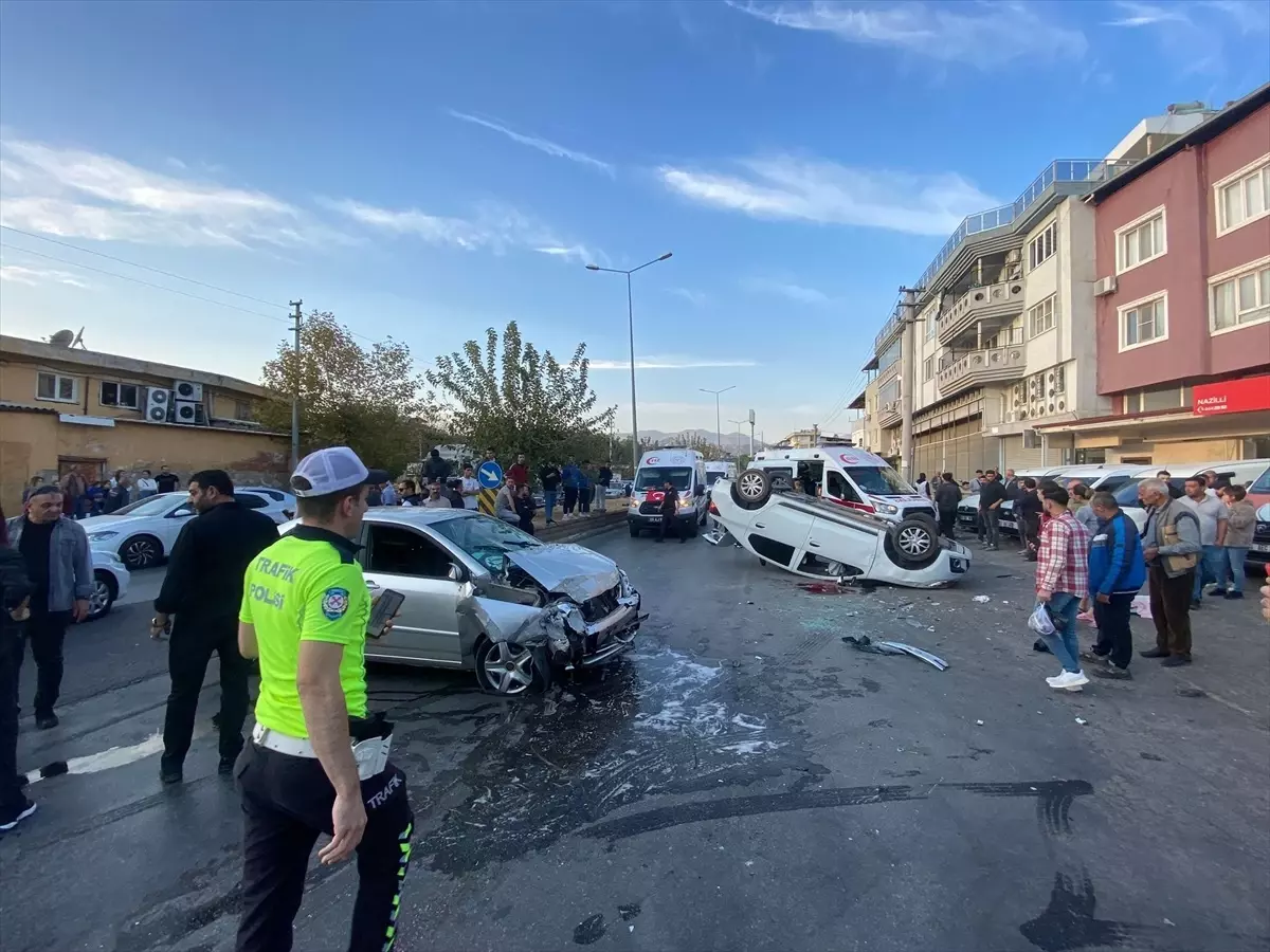 Nazilli’de iki otomobilin çarpıştığı kazada iki kişi yaralandı