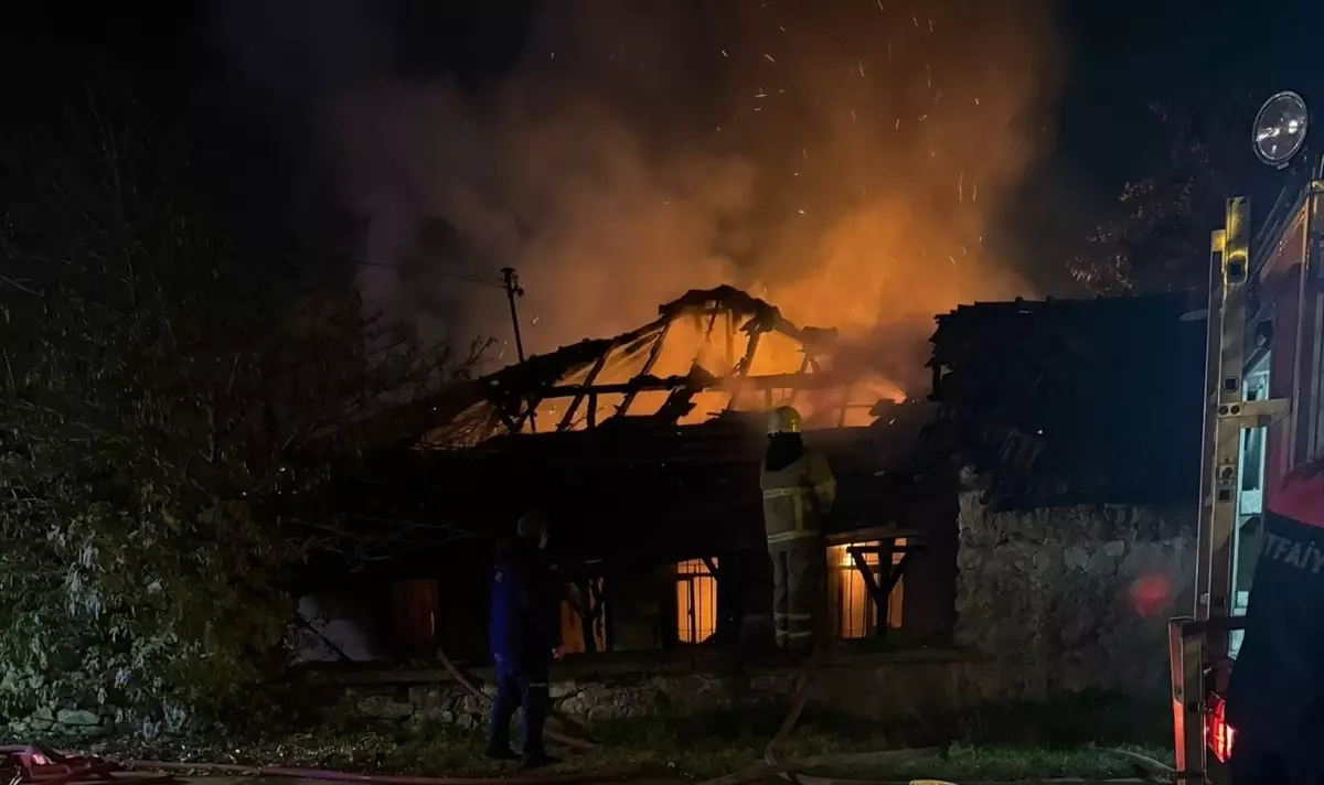 Safranbolu’da Yangın: Evinin Kullanılamaz Hale Gelmesi Sonucu Bir Kişi Hastaneye Kaldırıldı