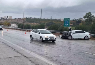 Tarsus’ta Otomobil Refüje Çarptı, 4 Yaralı