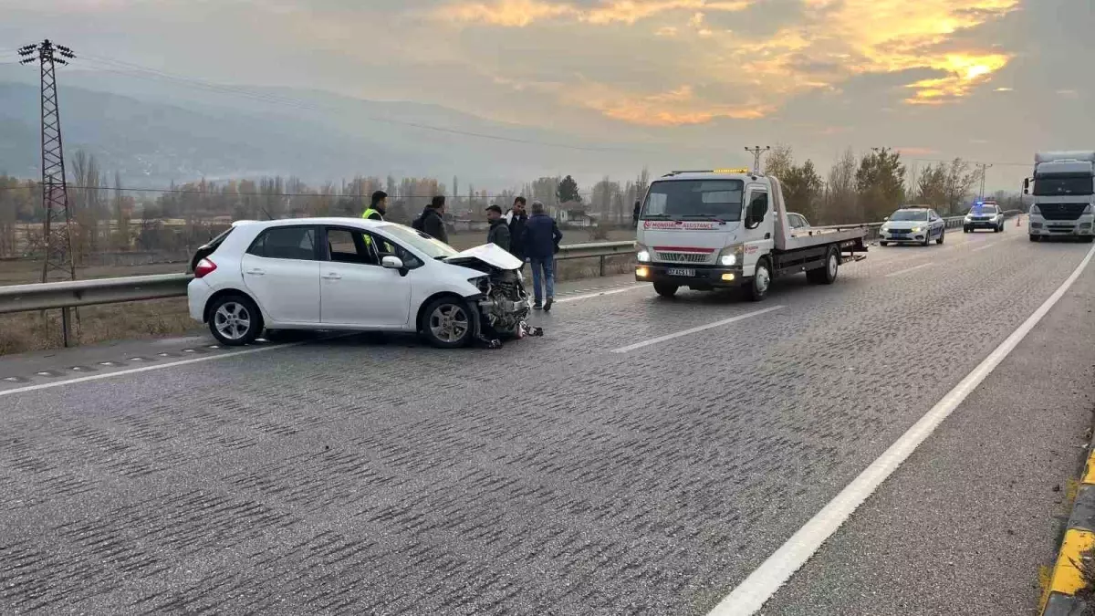 Tosya’da Otomobil Bariyerlere Çarptı, Sürücü Yaralandı