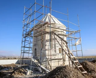 Van’daki Kara Yusuf Bey Kümbeti’nin Restorasyonu Tamamlanmak Üzere