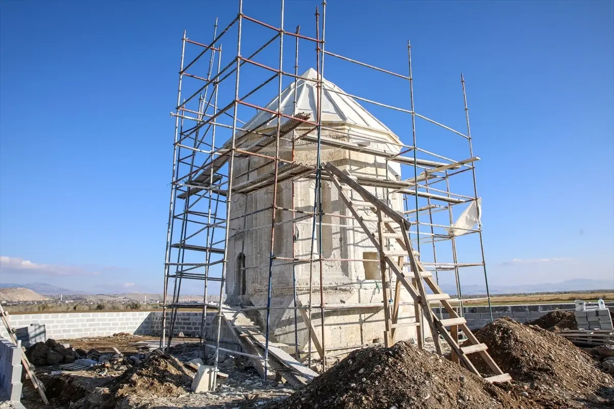 Van’daki Kara Yusuf Bey Kümbeti’nin Restorasyonu Tamamlanmak Üzere