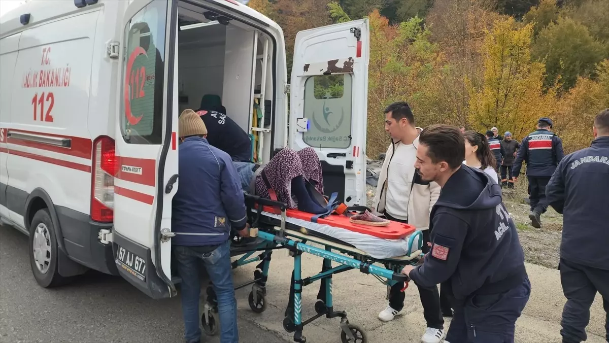 Zonguldak’ta Devrilen Otomobilde Çift Yaralandı