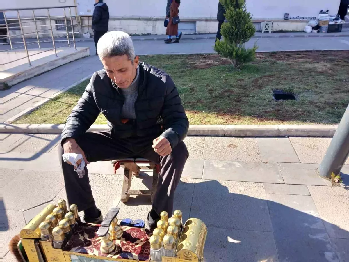 35 Yıldır Ayakkabı Boyacılığı Yapan Ahmet Kartalmış’ın Azmi Takdir Topluyor