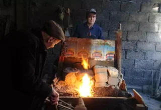 95 Yaşındaki Demirci Ustası, Mesleğini Oğluna Aktarıyor