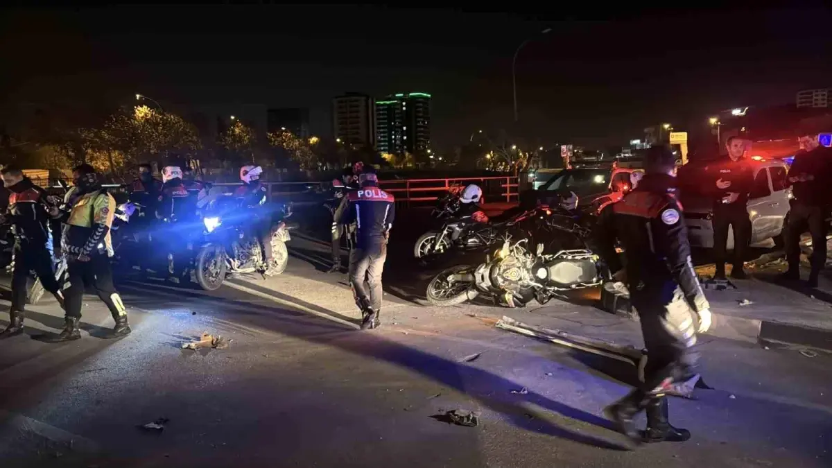 Adana’da ‘Dur’ İhtarına Uymayan Otomobilin Takibi Sırasında Motosikletli Polisler Yaralandı