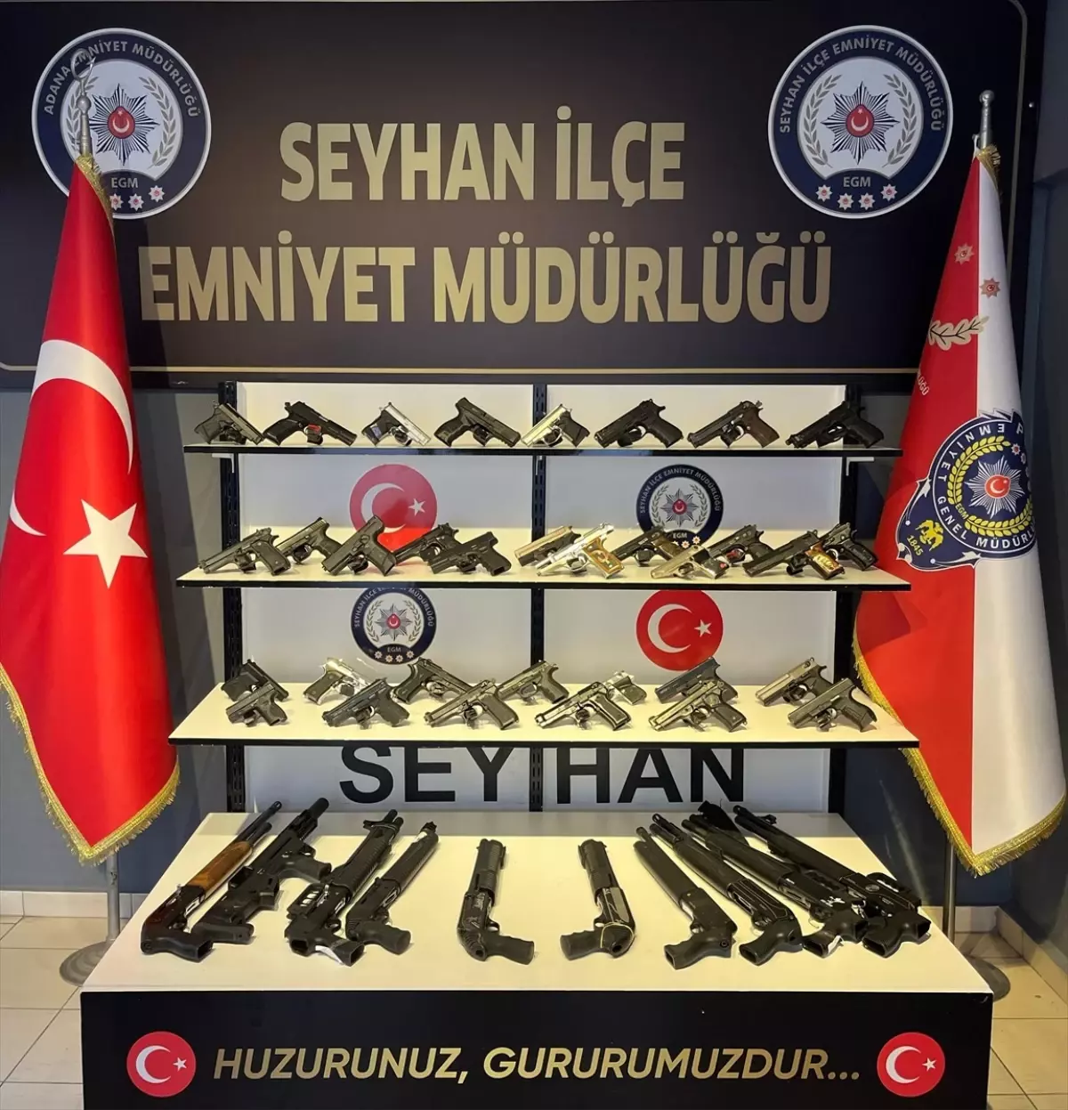 Adana’da Polis Operasyonu: 32 Silah ve Uyuşturucu Hap Ele Geçirildi