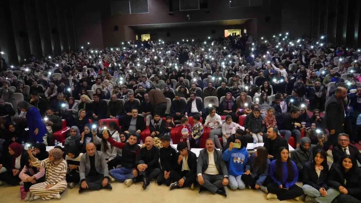 Adıyaman’da Nostalji Gecesi: Protokol Üyeleri Koltukları Öğrencilere Bıraktı