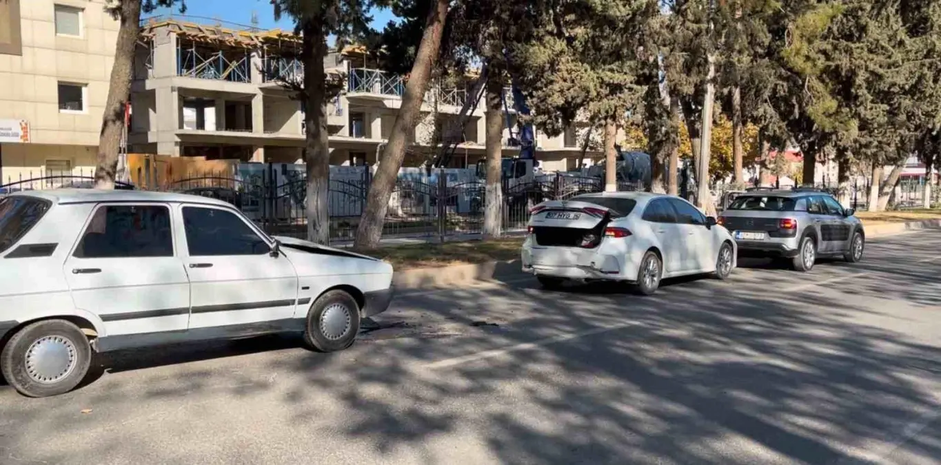Adıyaman’da Üç Aracın Çarpıştığı Kazada Bir Yaralı