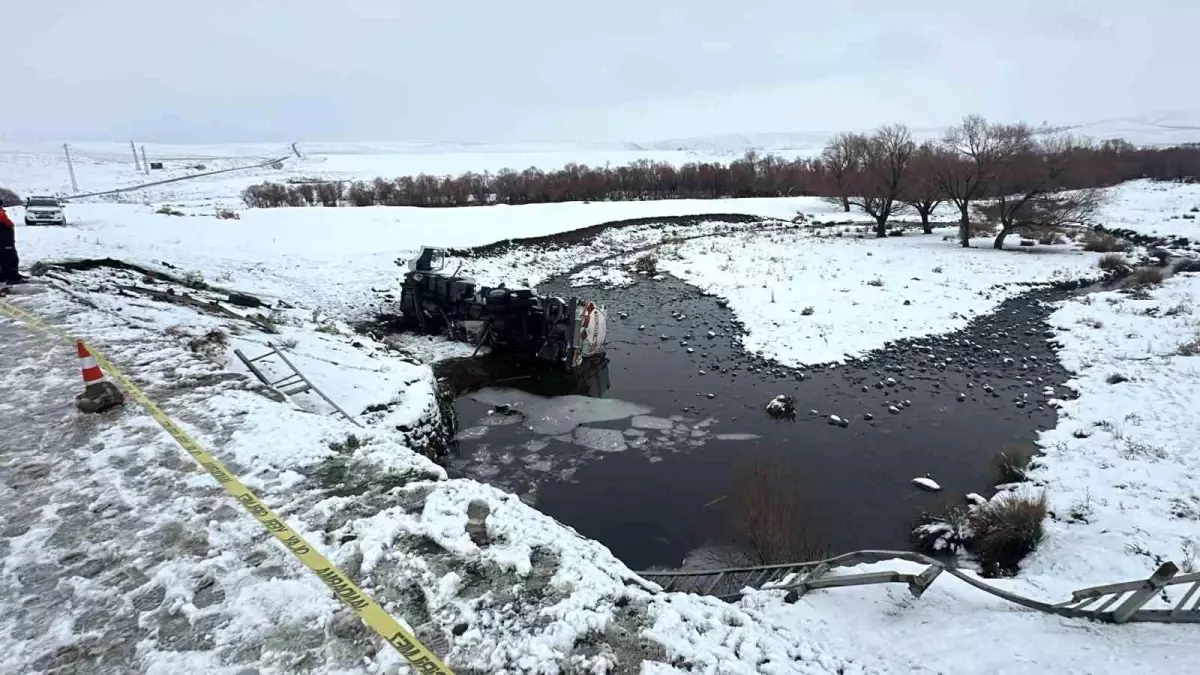 Ağrı’da Akaryakıt Yüklü Tanker Devrildi: Sürücü Yaralı