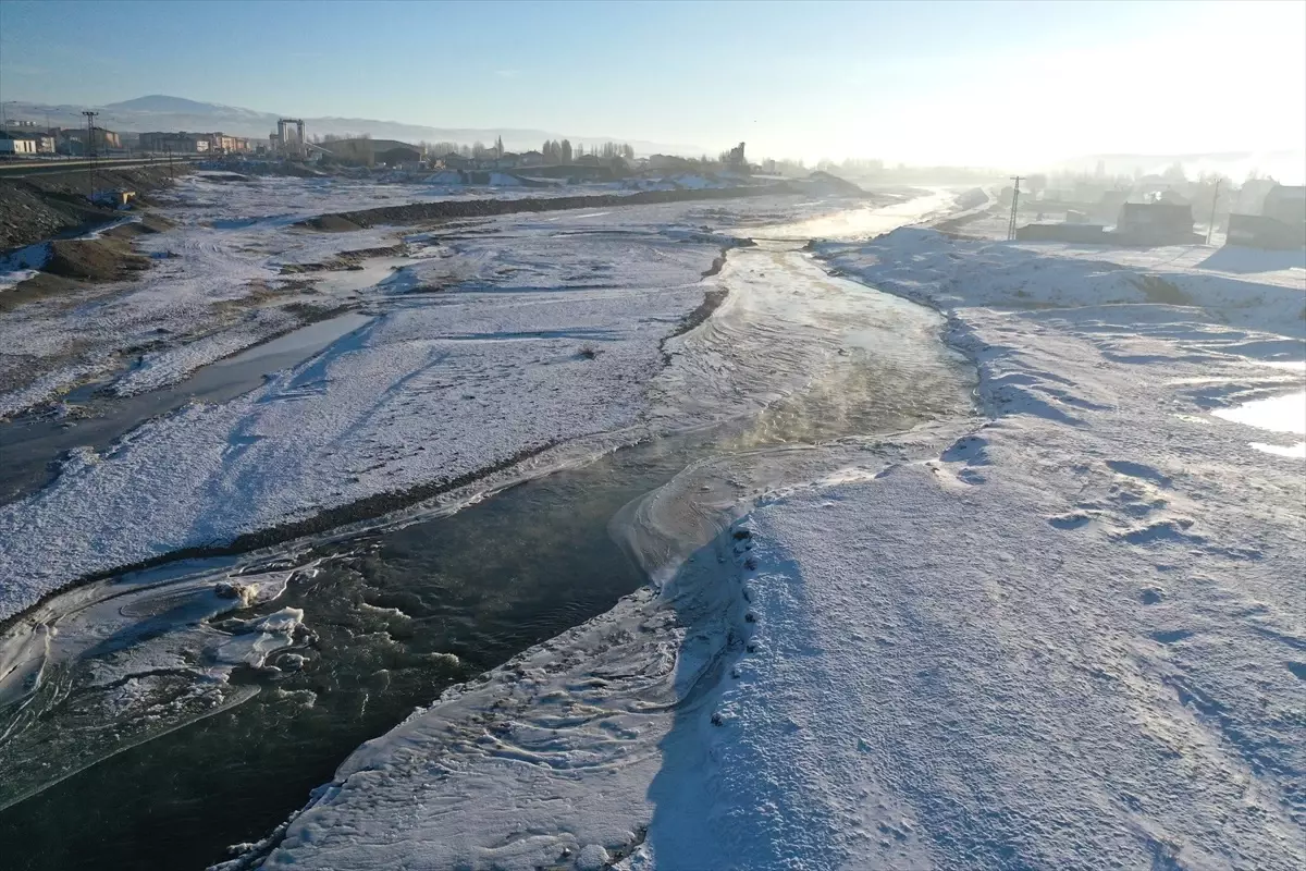 Ağrı’da Dondurucu Soğuklar Murat Nehri’ni Buzla Kapladı