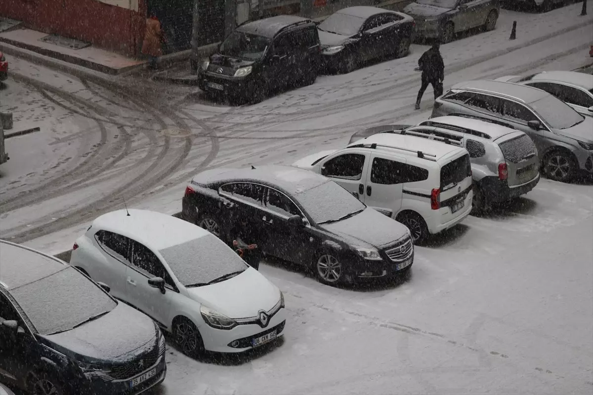 Ağrı’da Kar Yağışı Şehri Beyaza Bürüdü