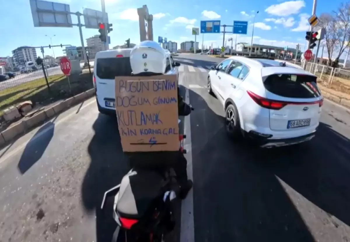 Aksaray’da Motosikletli Genç, Doğum Gününü Farklı Bir Yöntemle Kutladı