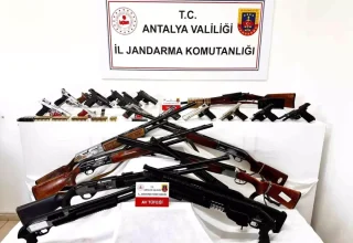 Alanya’da Jandarma Operasyonu: Silah ve Uyuşturucu Ele Geçirildi