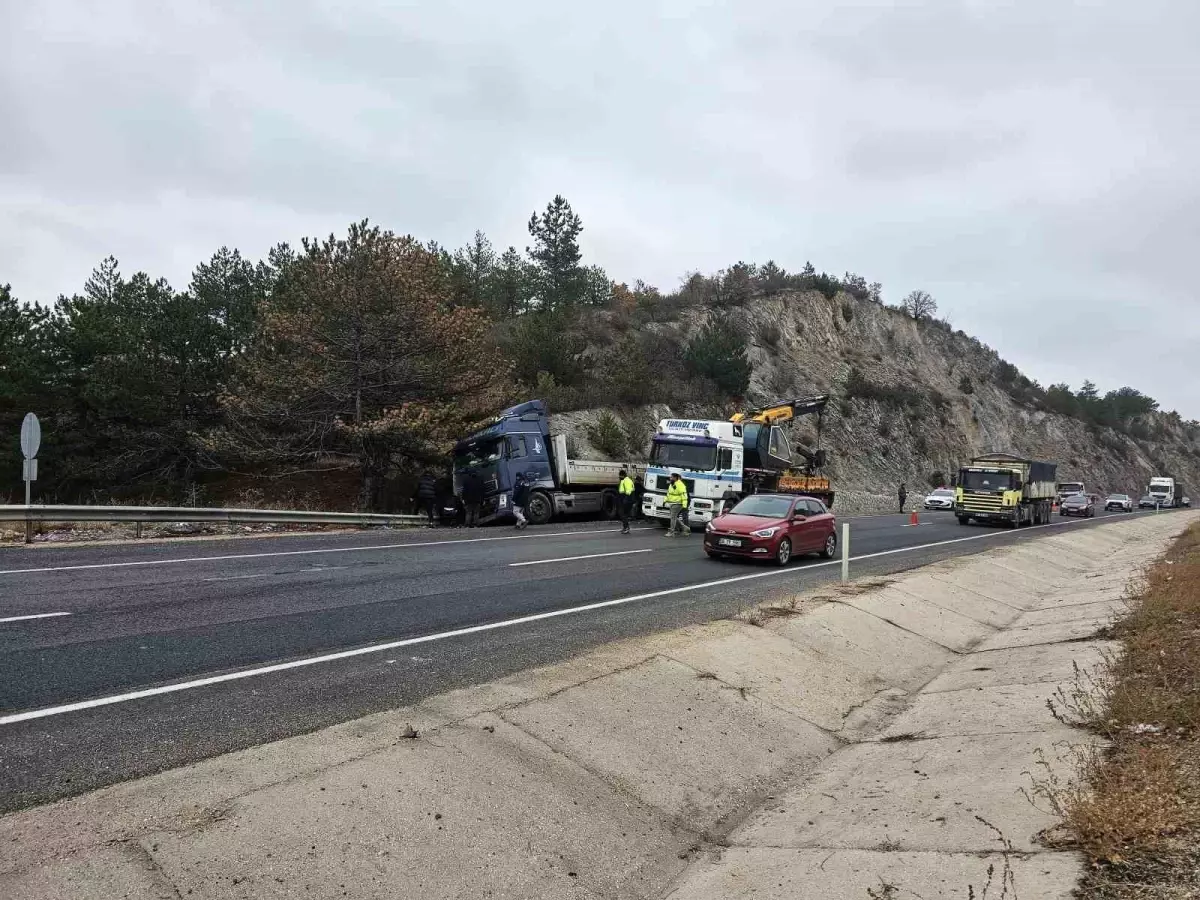 Ankara’da Lastiği Patlayan Tır Kazası: Maddi Hasar Oluştu