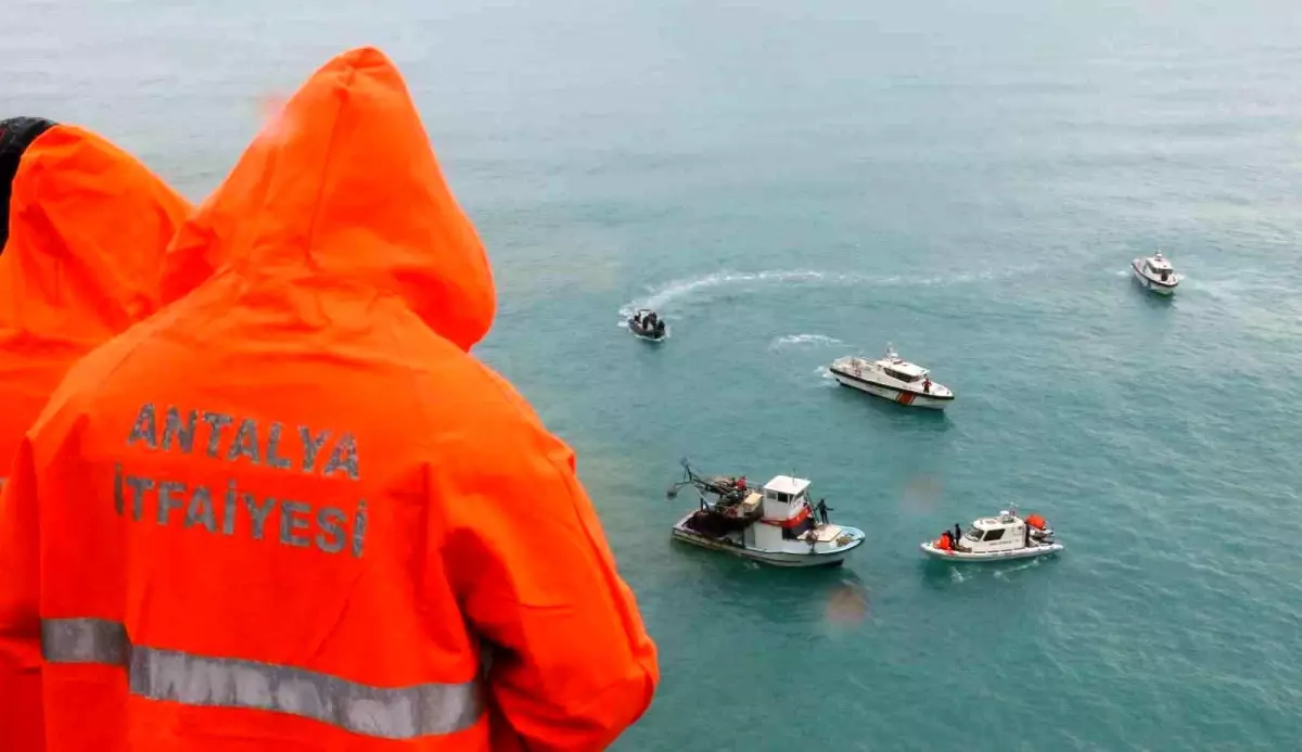 Antalya’da Falezlerden Düşen Araç İçin Arama Çalışmaları Devam Ediyor