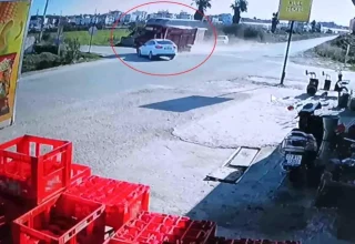 Antalya’da Muz Yüklü Kamyonla Otomobil Çarpıştı: 2 Yaralı