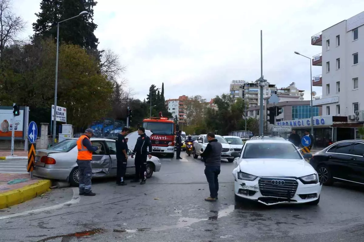 Antalya’da Yasaklı Kavşakta Trafik Kazası: 1 Yaralı