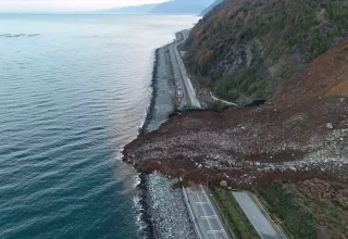 Arhavi’de Heyelan, Karadeniz Sahil Yolu Kapandı