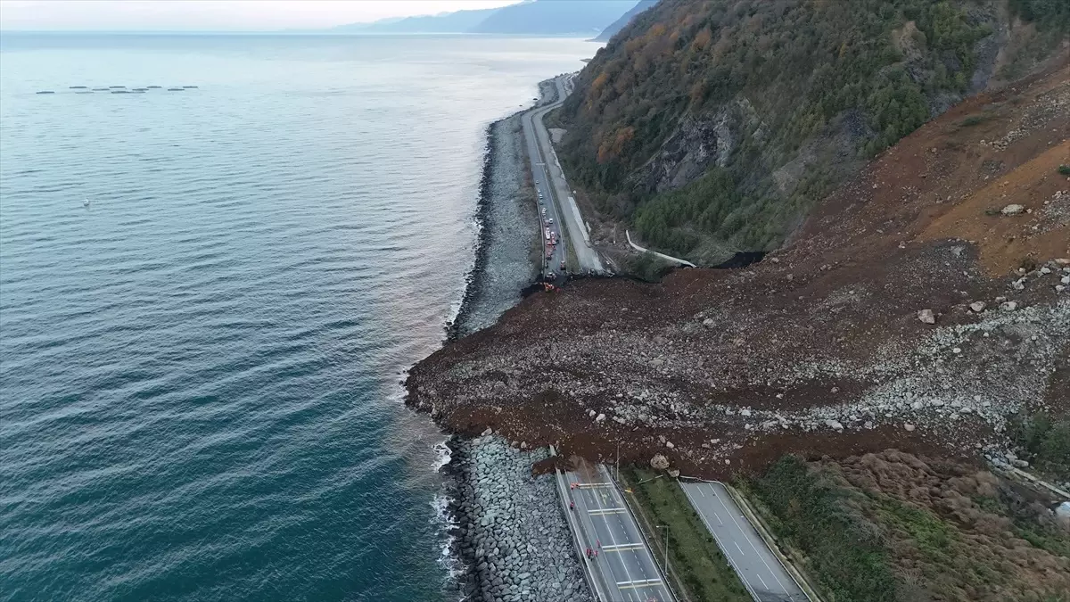 Arhavi’de Heyelan, Karadeniz Sahil Yolu Kapandı