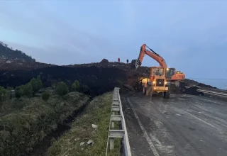 Arhavi’de Meydana Gelen Heyelan Karadeniz Sahil Yolu’nu Kapatı