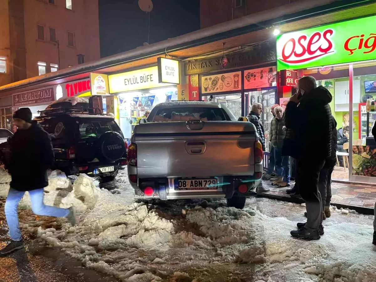 Artvin’de Kamyonet Yayaya Çarptı, 2 Yaralı