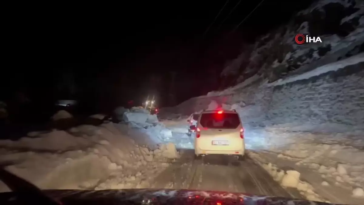 Ayder Yaylası Yoluna Çığ Düştü, Trafik 1 Saat Aksadı