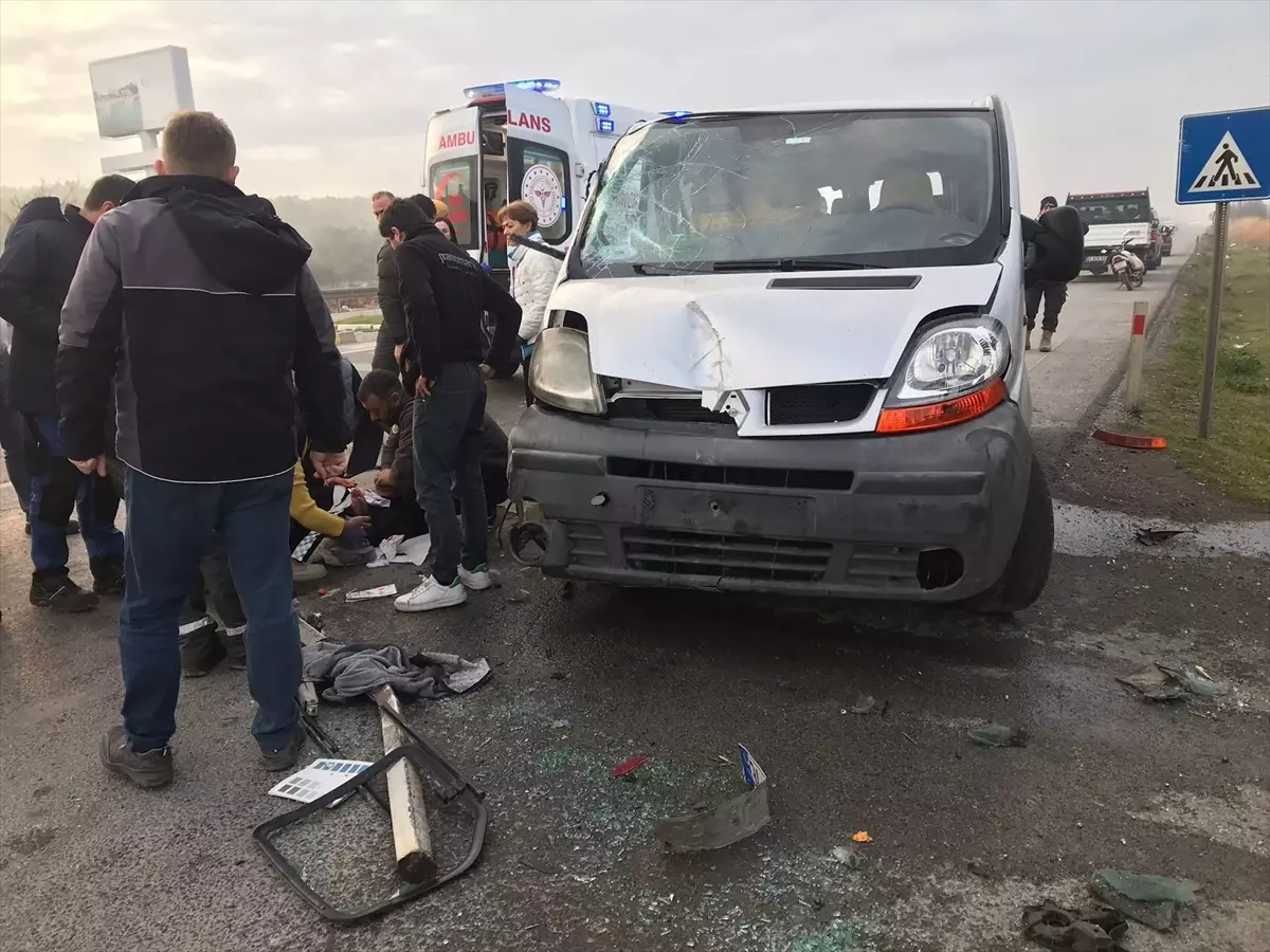 Ayvalık’ta Trafik Kazası: Sürücü Hastaneye Kaldırıldı