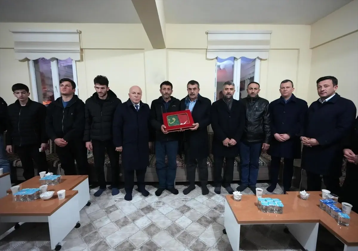 Bakan Tekin, Erzurumlu şehit Taha Nergiz’in ailesine taziye ziyaretinde bulundu