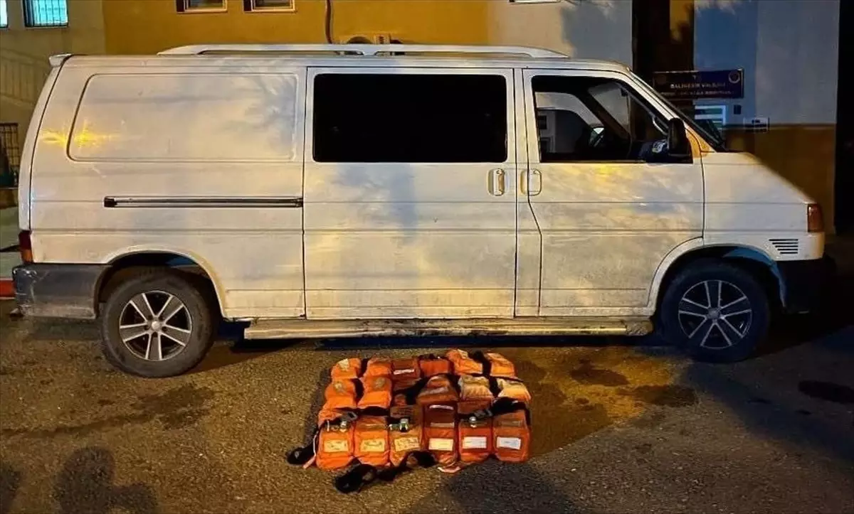 Balıkesir’de 26 Düzensiz Göçmen Yakalandı, İnsan Kaçakçılığı Şüphelisi Gözaltına Alındı