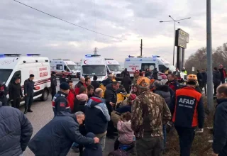 Balıkesir’de Okul Servisi ile Tır Çarpıştı: 8 Öğrencinin Durumu Ağır