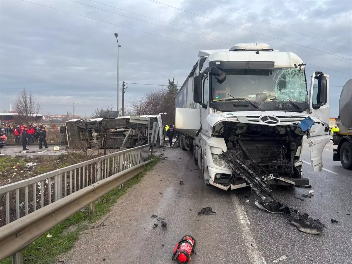 Balıkesir’de Okul Servisi ile Tır Çarpıştı: 8’i Ağır 26 Yaralı