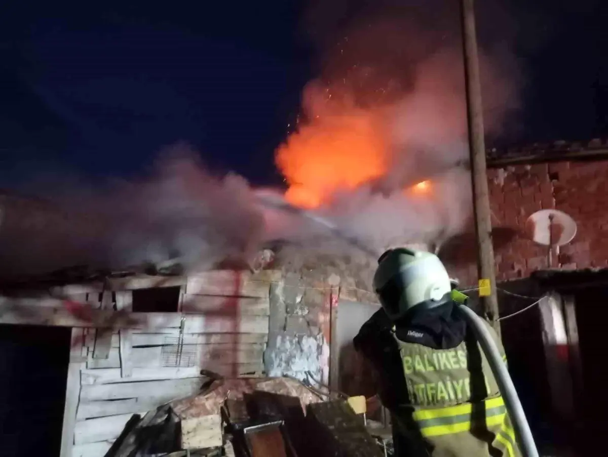 Balıkesir’de Yangın: 600 Balya Saman Yandı, 3 Ev Etkilendi