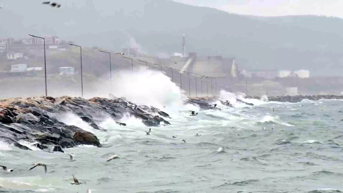 Bandırma’da Fırtına ve Sağanak Yağış Deniz Ulaşımını Olumsuz Etkiledi