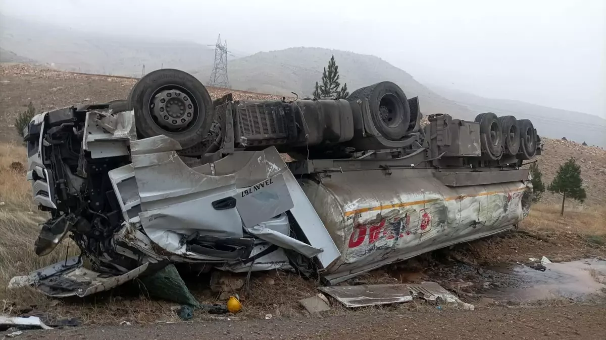 Batman’da Petrol Yüklü Tır Devrildi, Sürücü Yaralandı