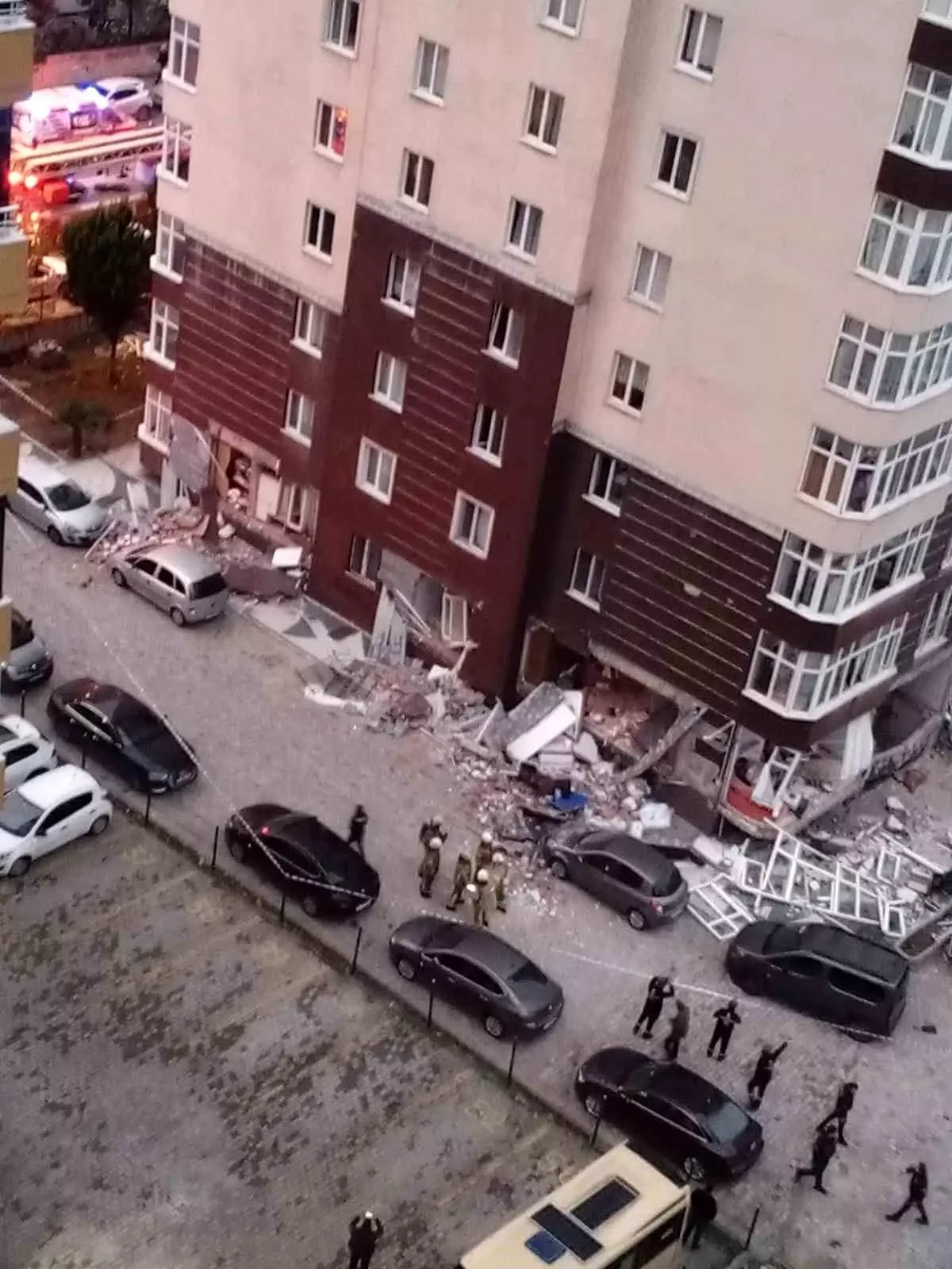 Beylikdüzü Osmanlı Caddesi üzerinde bulunan 14 katlı binada doğalgaz patlaması meydana geldi. Patlama sonrası bölgeye çok sayıda ekip sevk edildi.