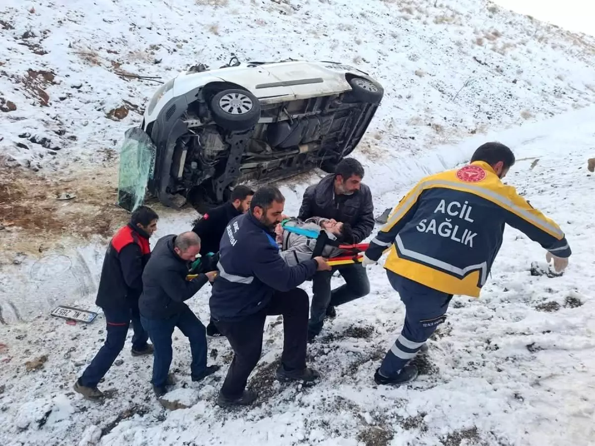 Bingöl’de Buzlanma Sebebiyle Otomobil Yan Yattı: 2 Yaralı