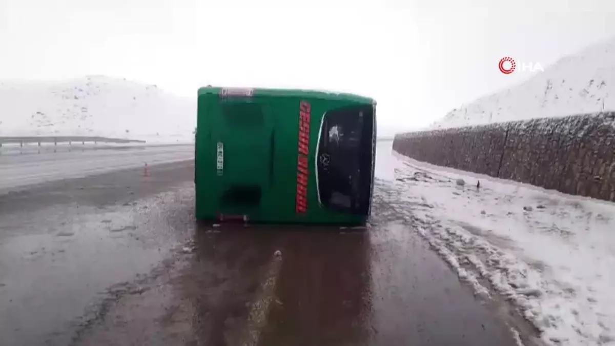 Bingöl’de Yolcu Otobüsü Devrildi: 2 Ölü, 16 Yaralı