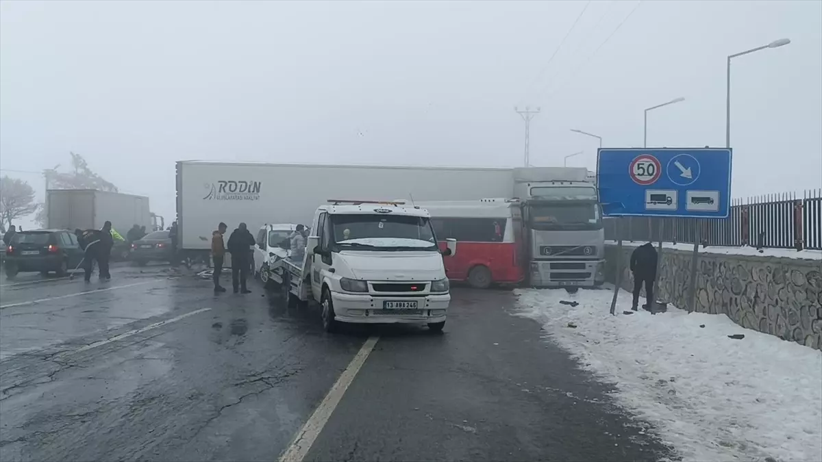 Bitlis’te Zincirleme Trafik Kazasında 31 Kişi Yaralandı