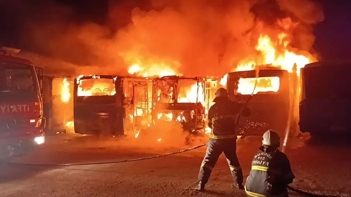 Burdur’da Otobüs Parkında Yangın: 6 Otobüs Hasar Gördü