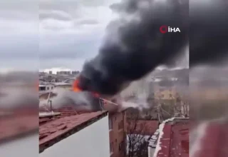 Bursa’da 3 Katlı Binanın Çatısında Yangın Çıktı