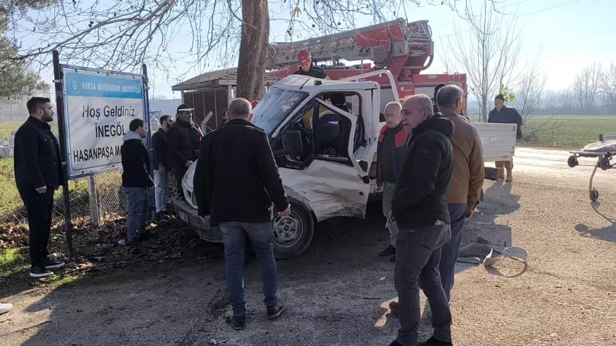 Bursa’da Otomobil ve Kamyonet Çarpıştı: 3 Yaralı