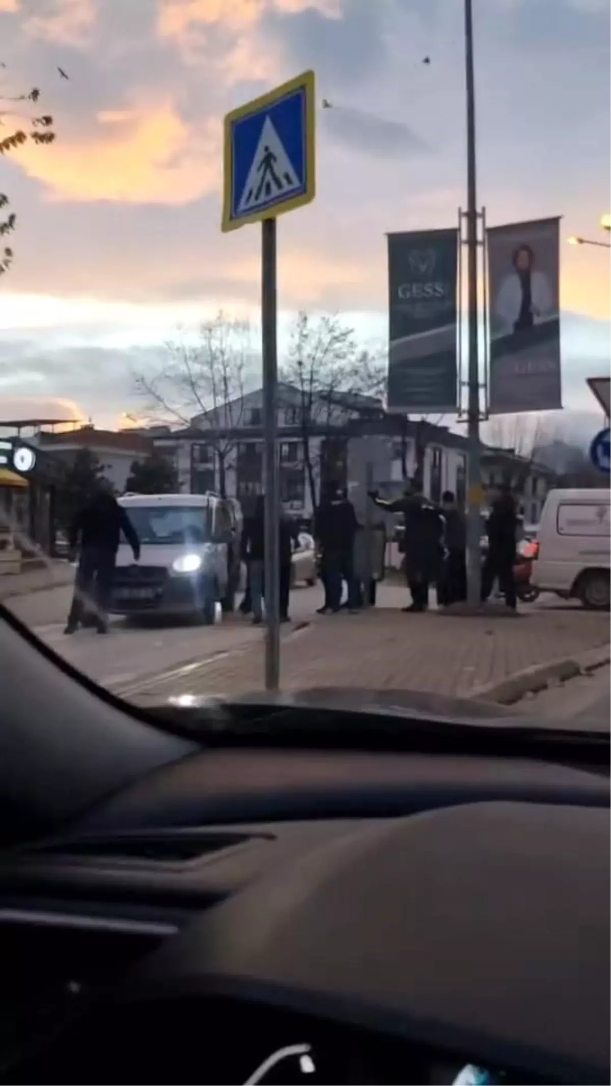 Bursa’da Yol Vermeme Kavgası Amatör Kameraya Yansıdı